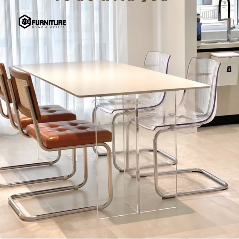 The VFCF651 Cafe Chair is constructed from high-quality transparent PC plastic, known for its resilience and high load-bearing capacity